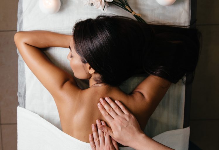 corps belle femme asiatique dos ongle rose fond gris